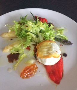 Sommerlicher Salat mit Spargel, Erdbeeren, Paprika und gegrilltem Käse