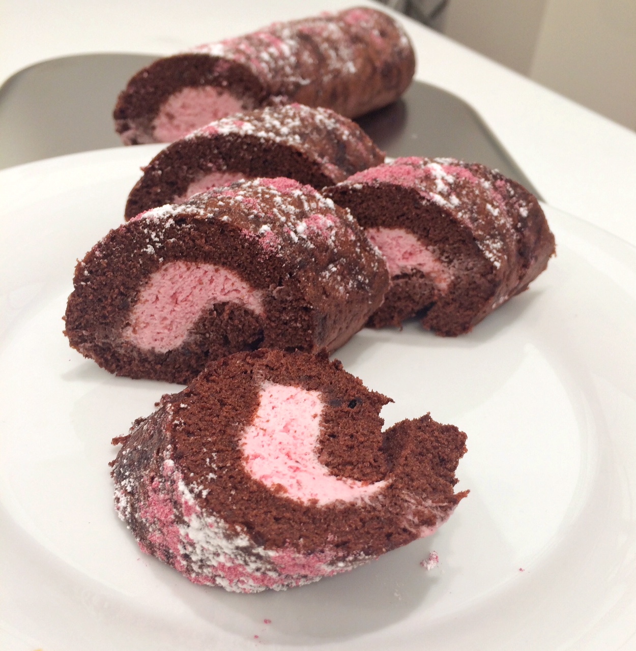 Mini Schokobiskuitrolle mit Erdbeercreme – Schmeck den Süden