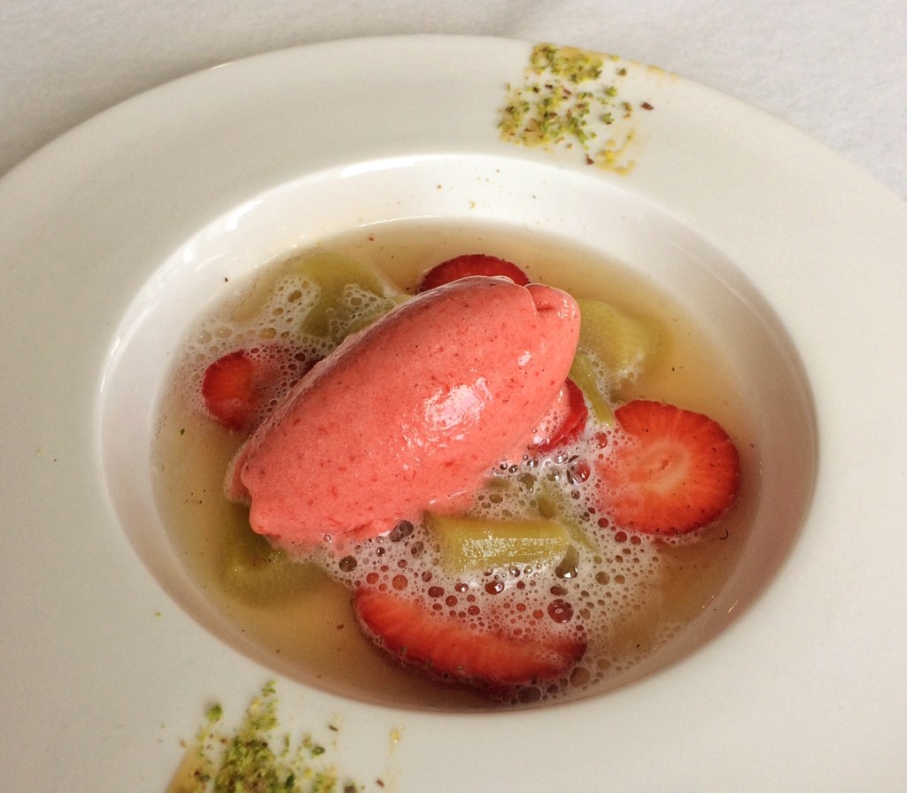 Sorbet von gerösteten Erdbeeren und Rhabarber