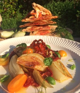 Salat von gegrilltem Fenchel mit Tomaten und Basilikum