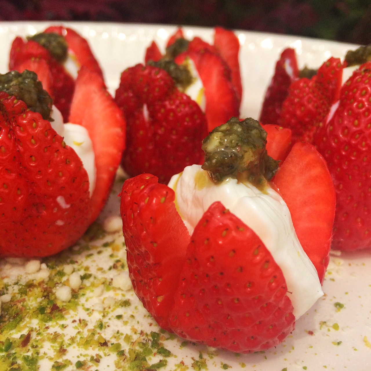 Gefüllte Erdbeeren mit Riesling-Syllabub und Hugopesto