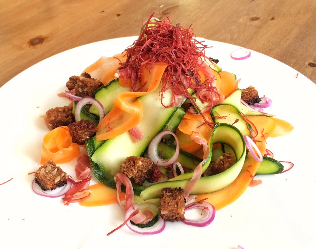 Zucchini-Möhrensalat mit Schwarzwälder Schinkenstreifen & Kracherle