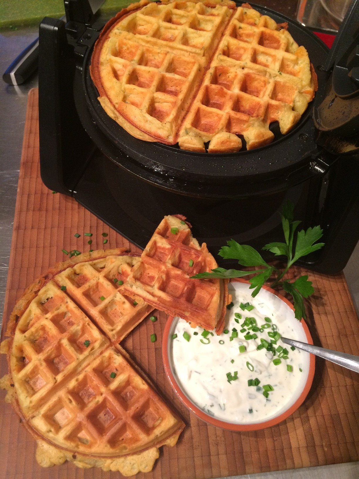 Würzige Kartoffelwaffeln mit Kräuterschmand