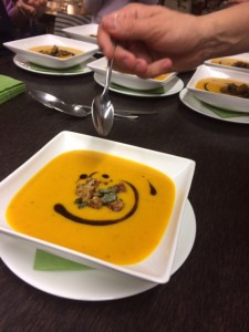 Hokkaido-Kürbiscremesuppe mit Curry und Ingwer