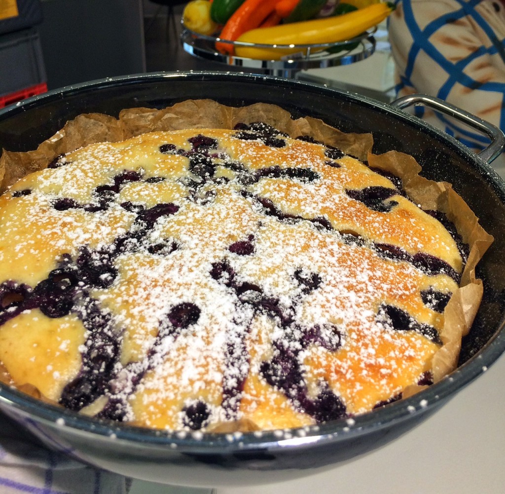 Glühweinäpfel-Clafoutis mit Holunderbeeren