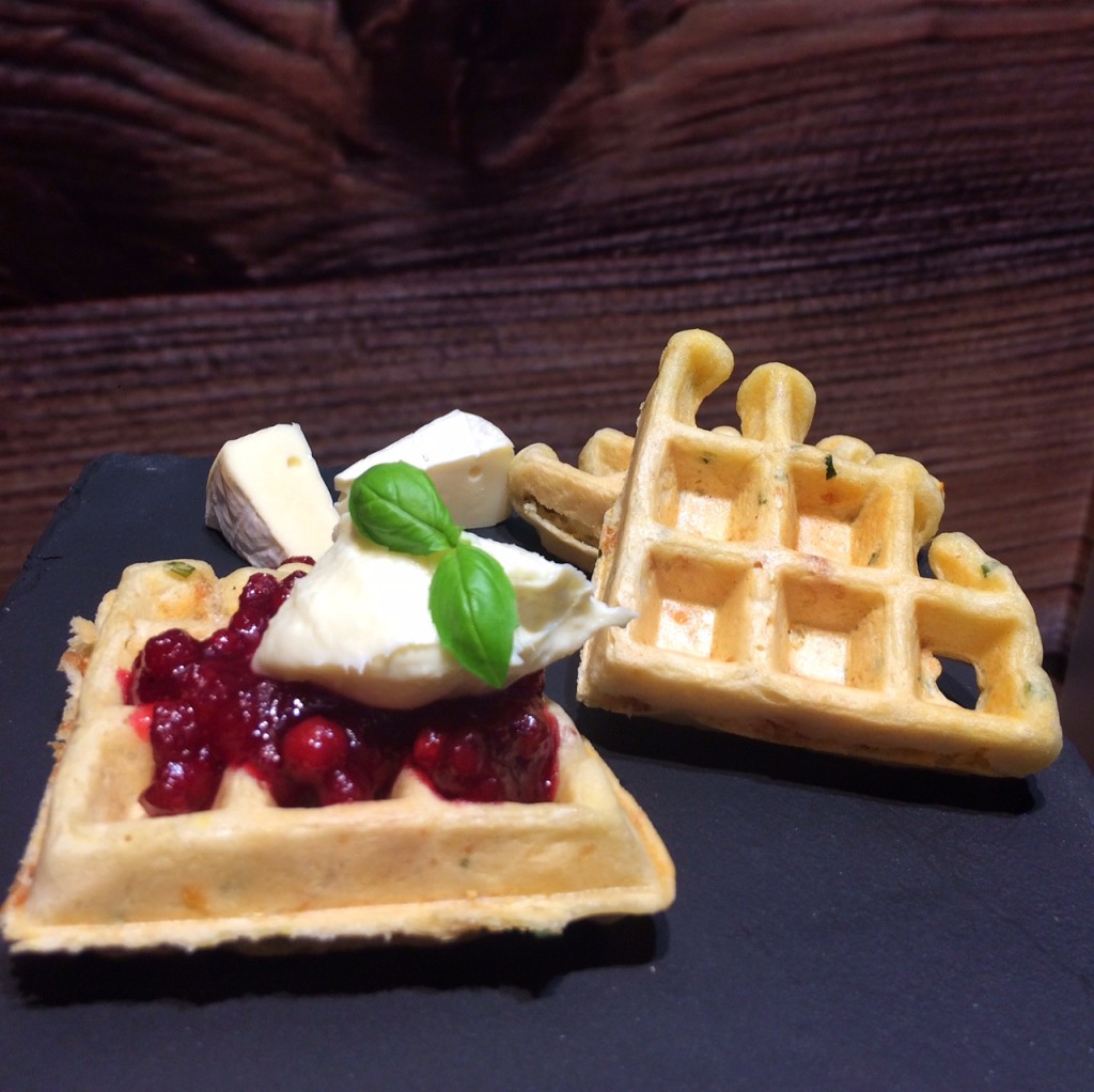 Duftende Käsewaffeln mit Camembert und Preiselbeeren