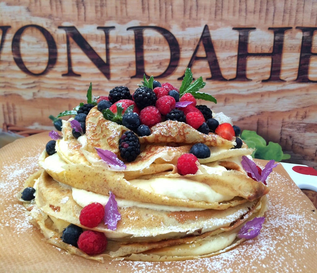 Flädletorte mit Eierlikörcreme und Beeren