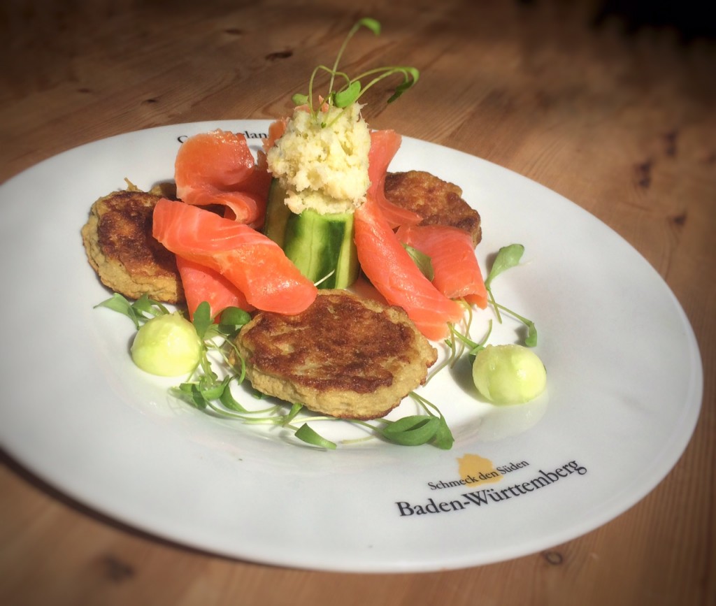 Kartoffel-Zucchinirösti mit kaltgeräucherter Lachsforelle und Mairübchenrettich