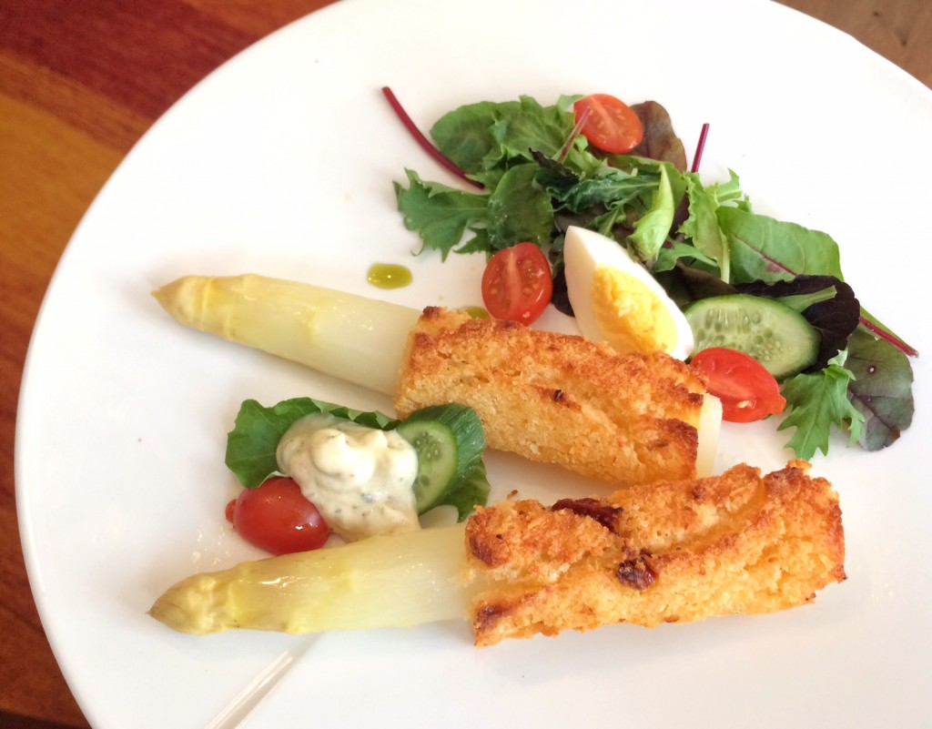 Spargel mit Knusper-Kräuter-Kruste und Frühlingssalaten – Schmeck den Süden