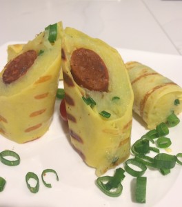 Gegrillte Crêpe-Rollen mit Kartoffeln und Merguezwürstchen