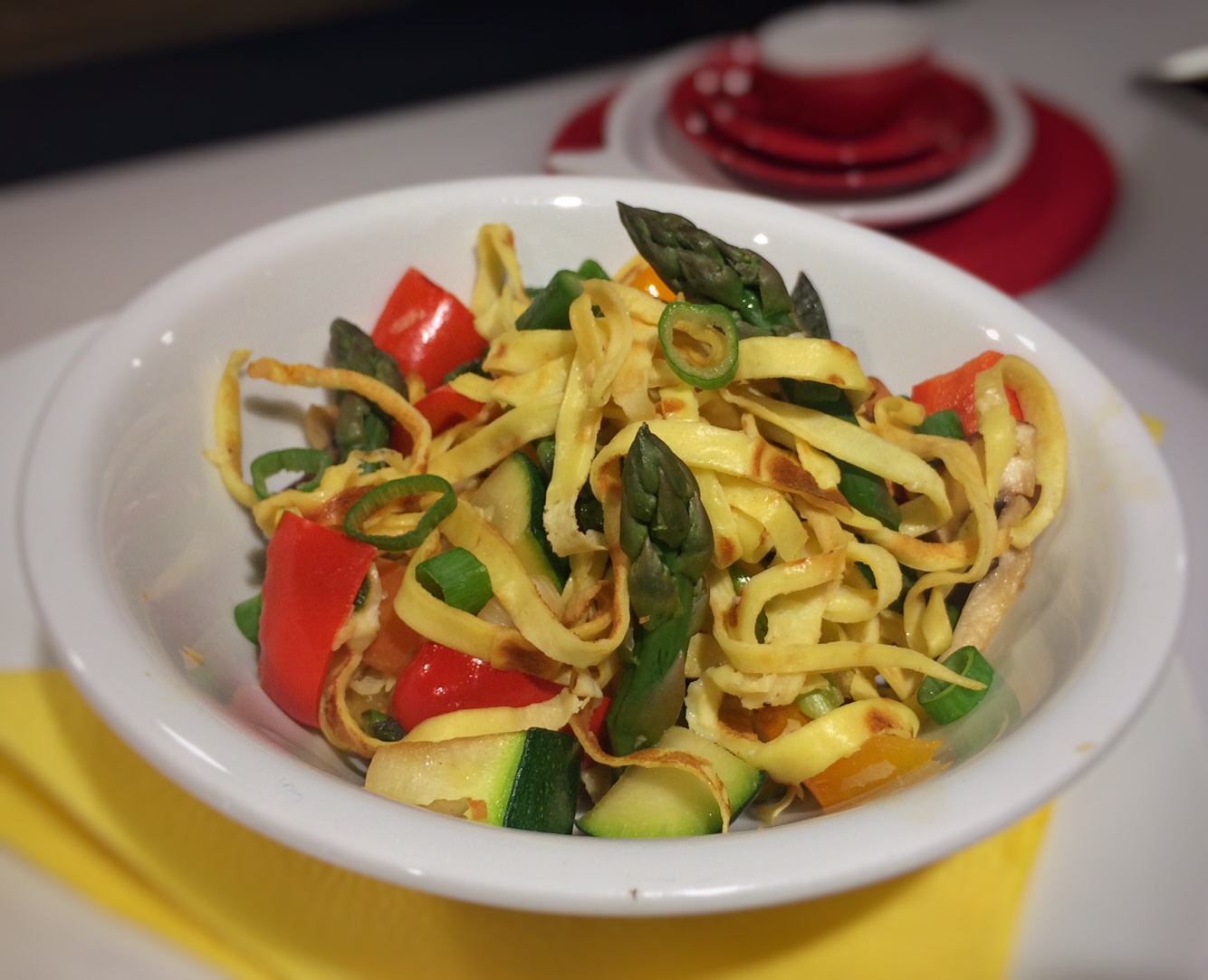 Veggi-Gemüsepfanne mit Flädlestreifen und grünem Spargel – Schmeck den ...
