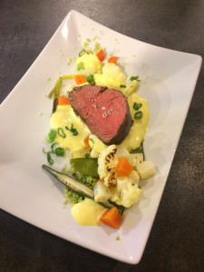 Rosa Rinderfilet mit Frühlingsgemüse und Sauce Hollandaise