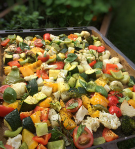 Bunter Gemüsesalat mit aromatischem Kräuteröl