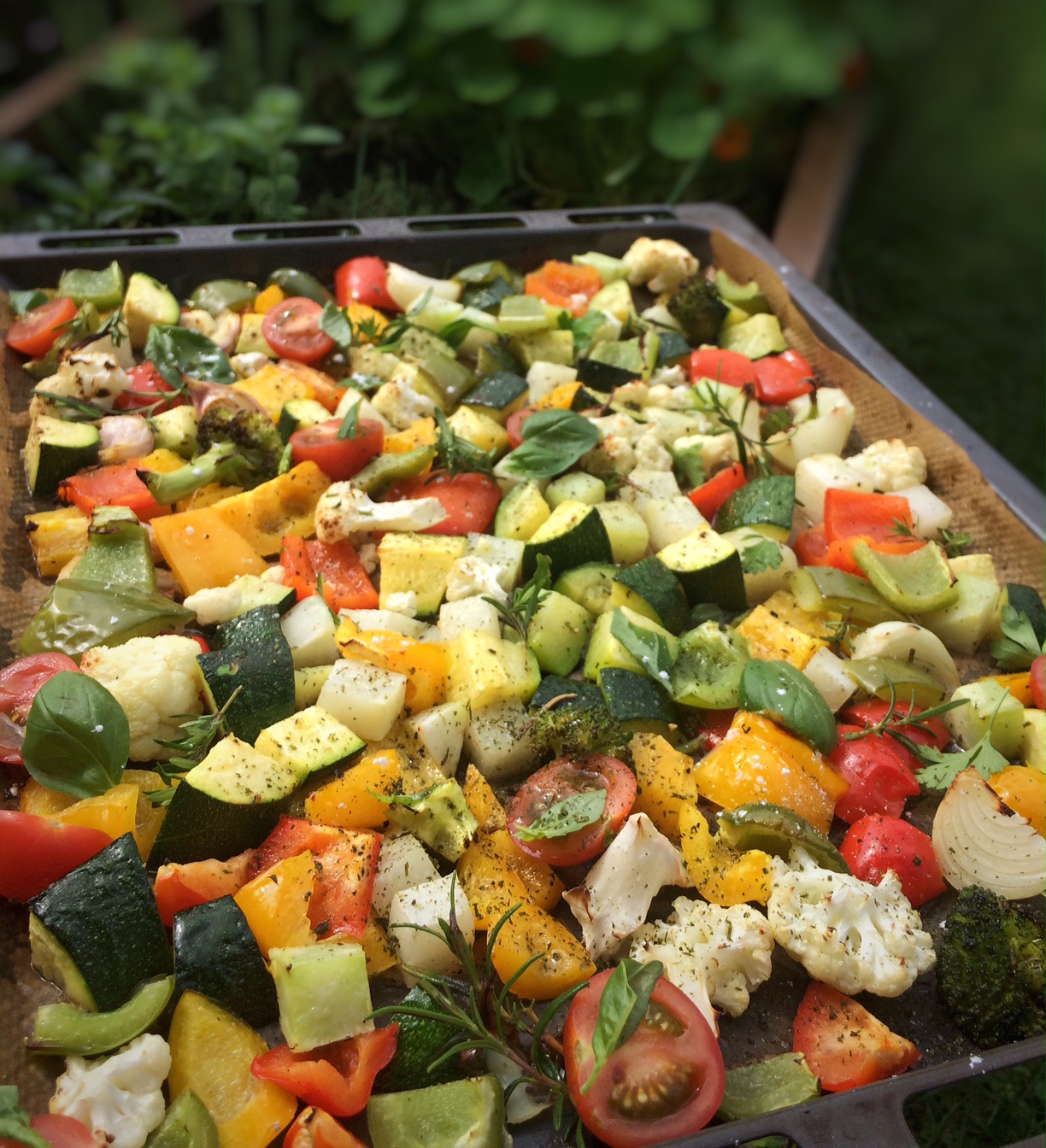 Bunter Gemüsesalat mit aromatischem Kräuteröl – Schmeck den Süden