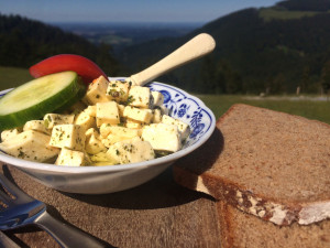 Angemachter Almkäse mit Kräuteröl