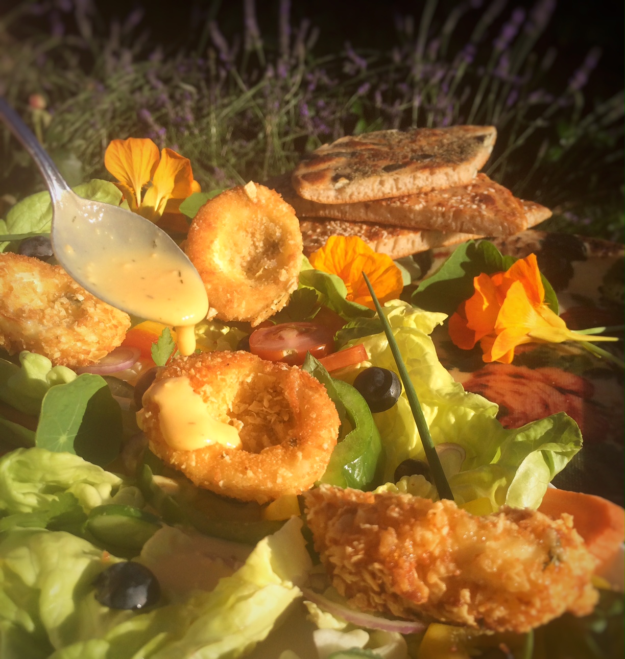Bunter Sommersalat mit gebackenen Eiern und Senf-Currydressing ...