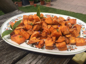 Knusprige Süßkartoffelwürfel mit Chili & Thymian