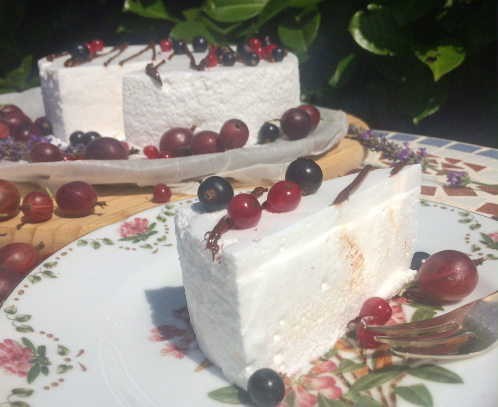 Holunderblüten-Schaumtorte „Hugo“ mit Sommerbeeren