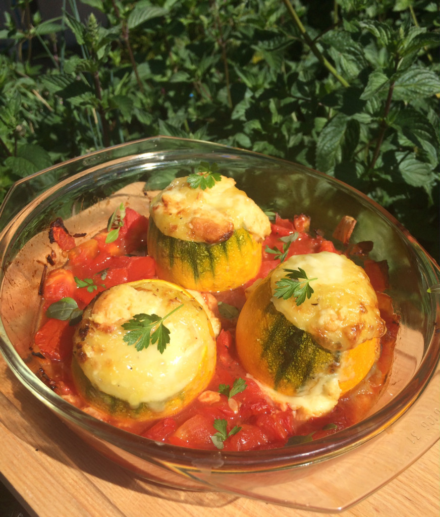 Gebackene Zucchini mit Kartoffel-Weißlackerfüllung & Tomatenragout