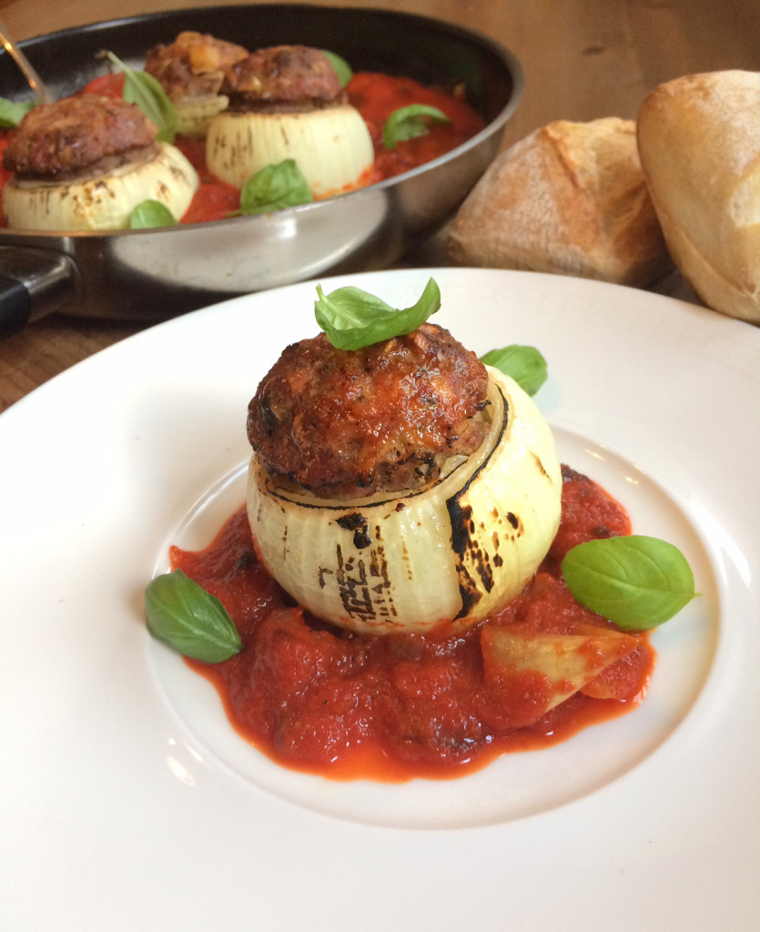 Gebackene Zwiebeln mit Maultaschenfüllung auf Tomatenragout