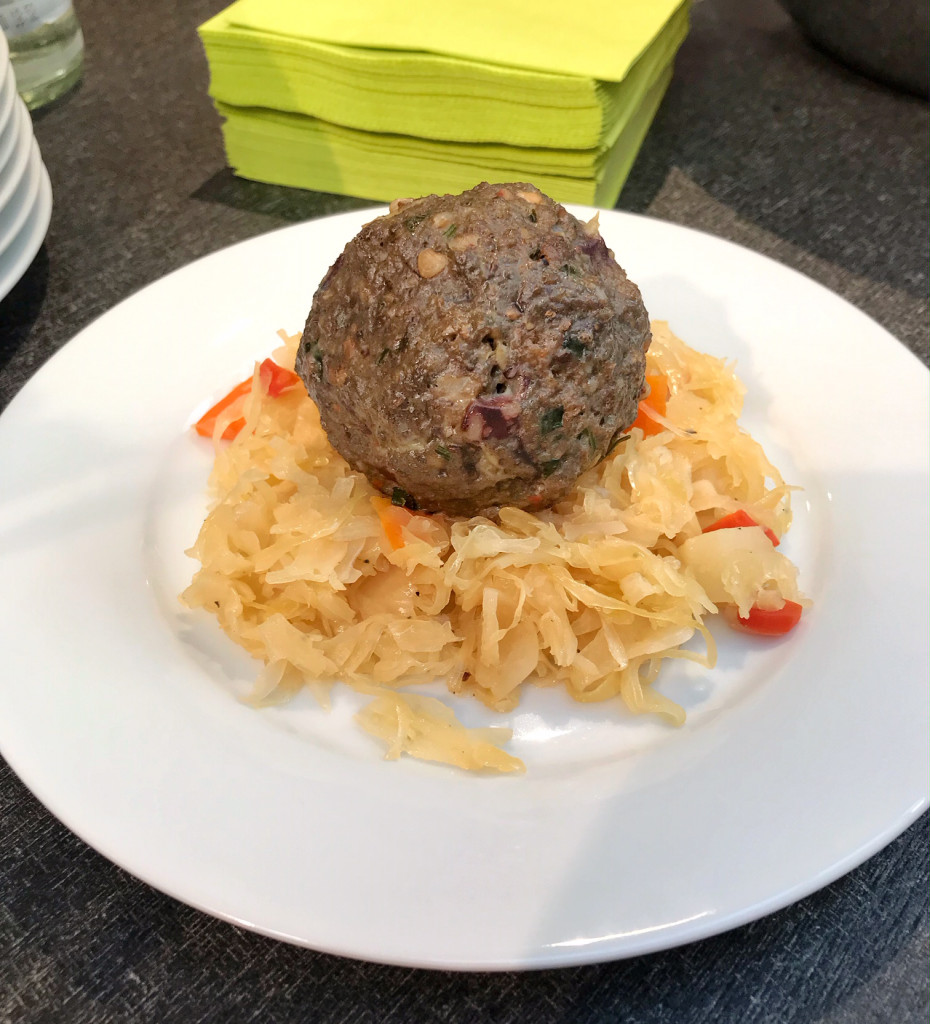 Schwarzwurstknödel mit Sauerkraut