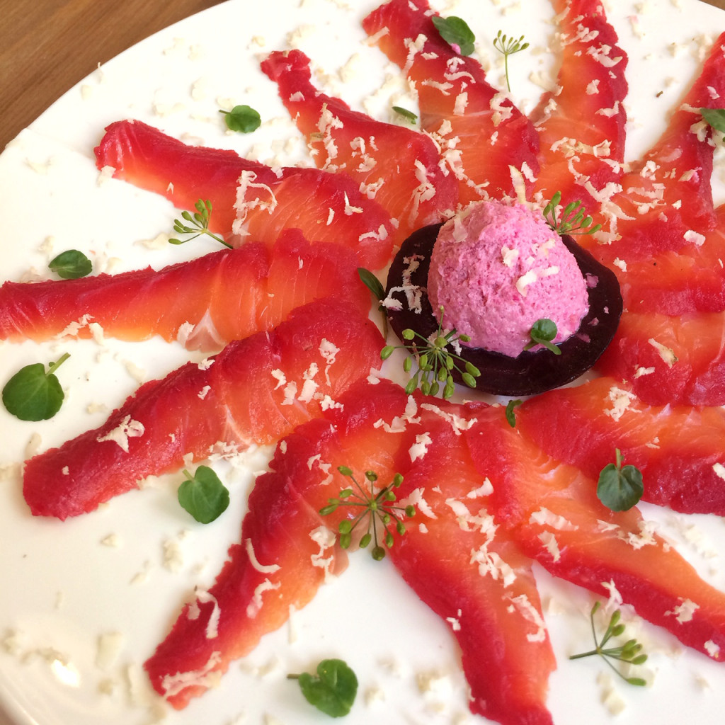 Hausgebeiztes Saiblingsfilet mit roter Beete und Gin – Schmeck den Süden