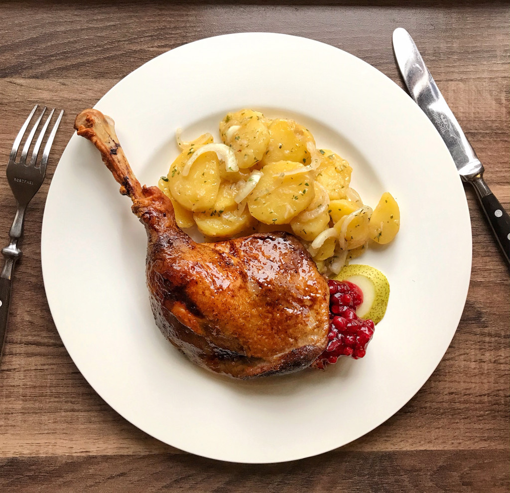 Confierte Gänsekeulen mit Kartoffelsalat