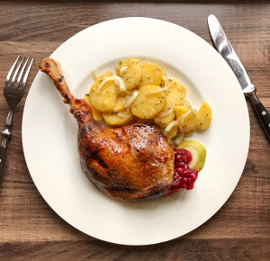 Confierte Gänsekeulen mit Kartoffelsalat