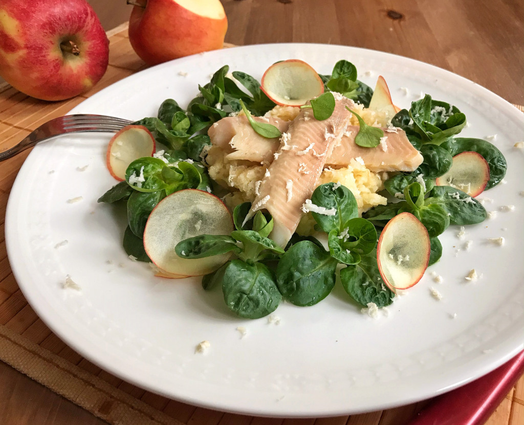 Warme Räucherforelle auf Salaten von schwarzem Rettich, Apfel & Feldsalat