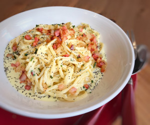 Eiernudeln mit Speck und geröstetem Mohn