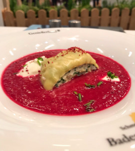 Gerollte Maultaschen mit Rote Beete-Birnensuppe und Schmand