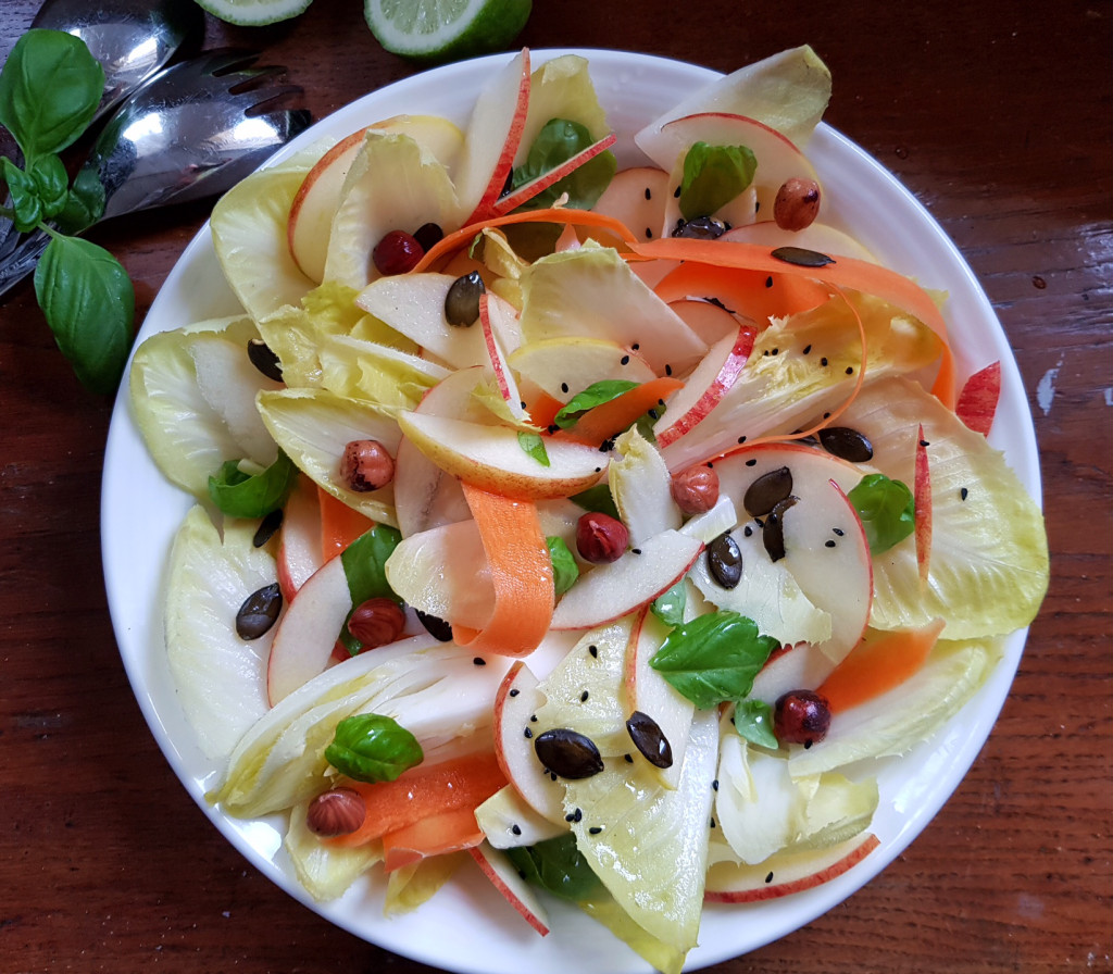 Knackiger Salat mit Chicorée,  Apfel & Nüssen