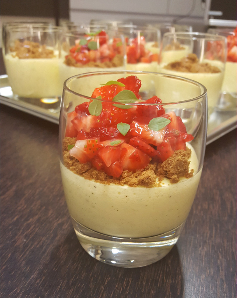 Eierlikör-Mousse mit Erdbeeren