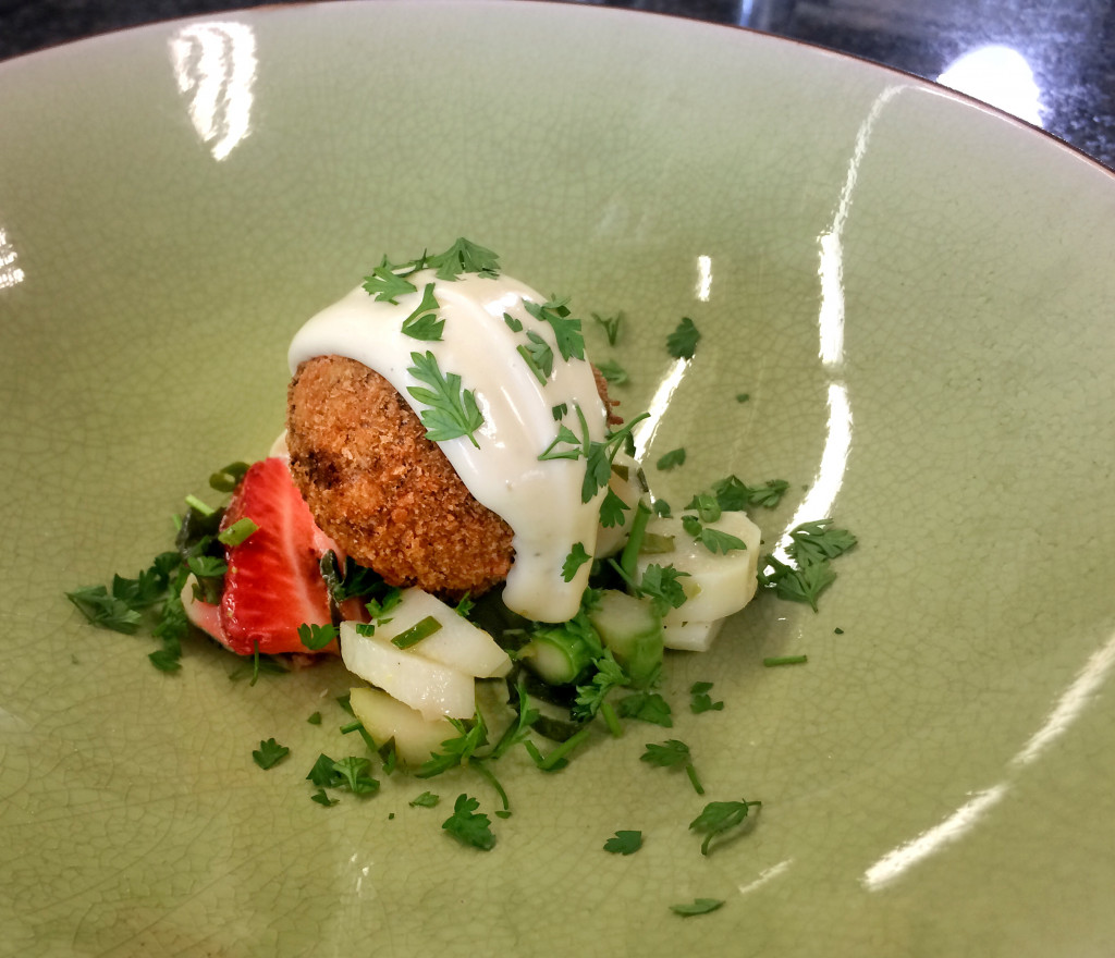 Gebackene Schweinebäckle-Praline auf Spargelsalat & Holunderblüten-Majo