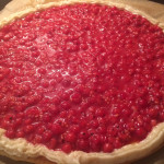 Sommerliche Makronentarte mit roten Träuble (rote Johannisbeeren)