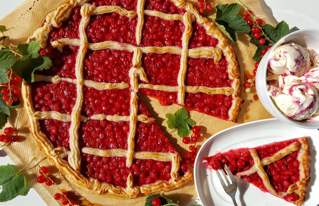 Sommerliche Makronentarte mit roten Träuble (rote Johannisbeeren)