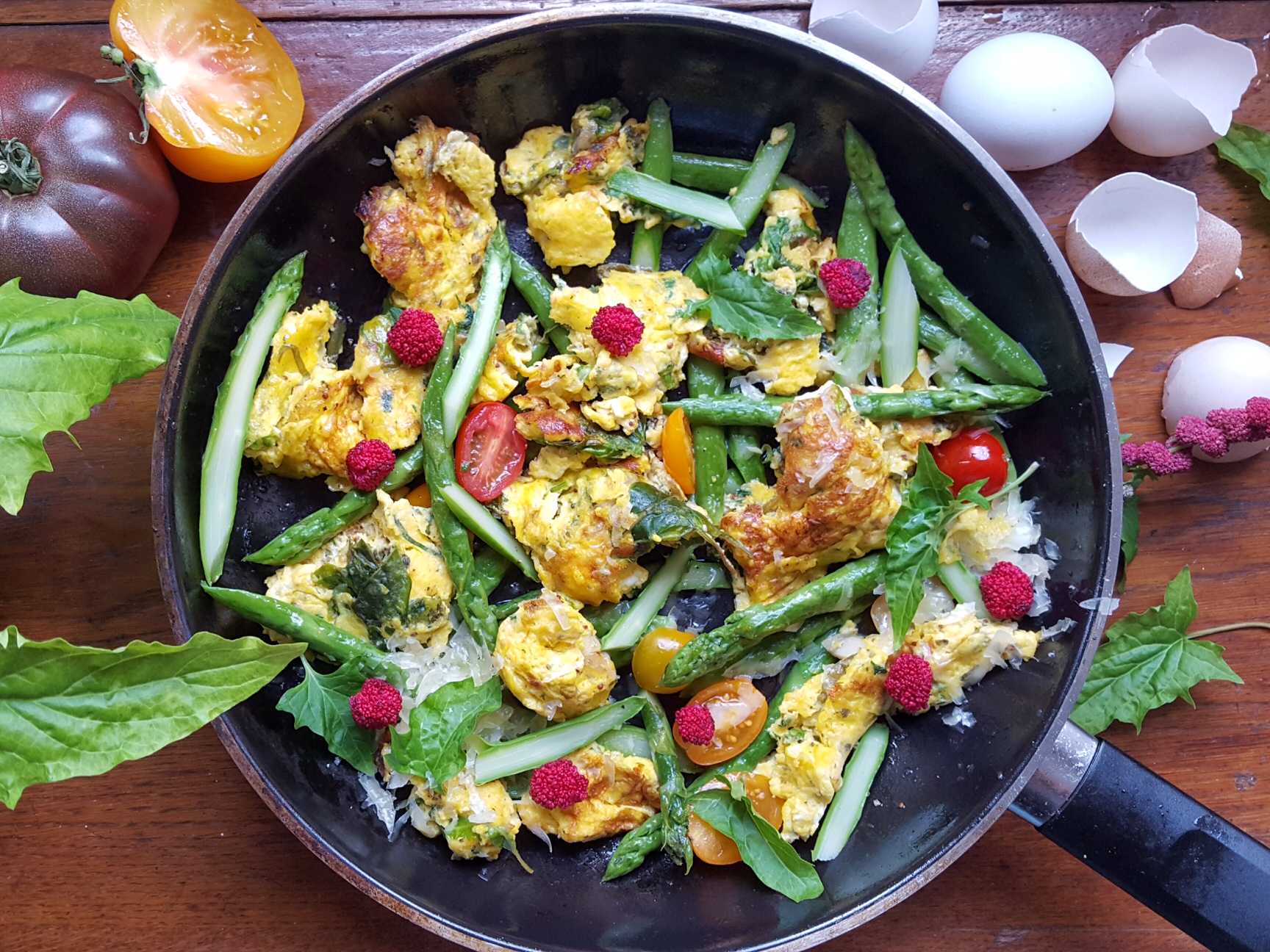 Spargelpfanne mit Rührei, Tomaten & (Erdbeer)Spinat