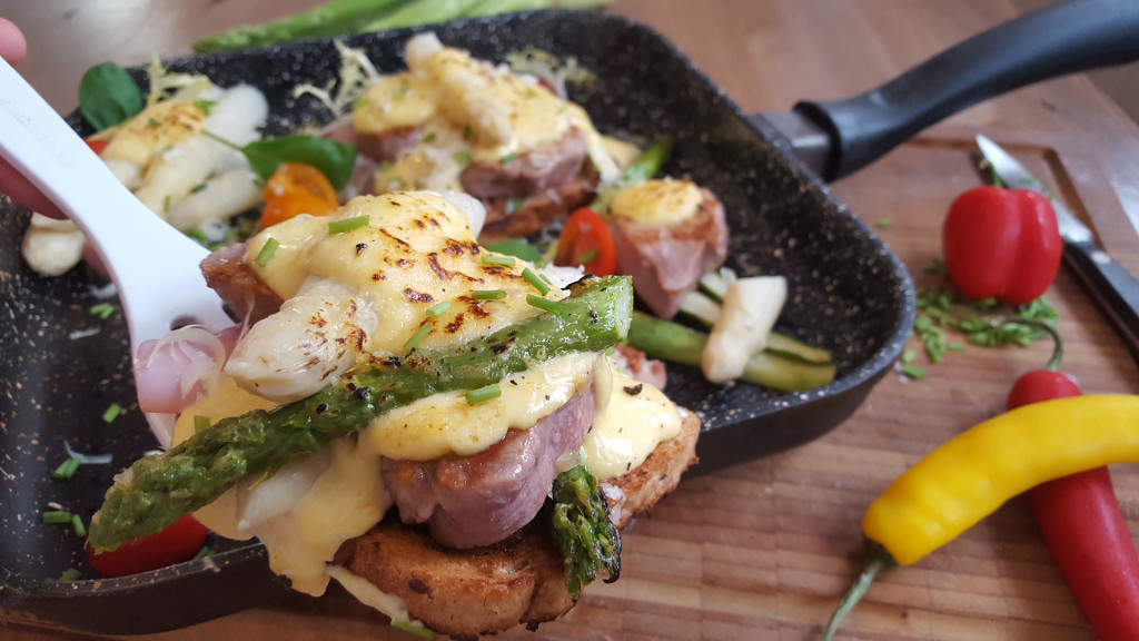 Schlemmertoast mit Schweinefilet, Spargel &amp; Sauce Hollandaise – Schmeck ...