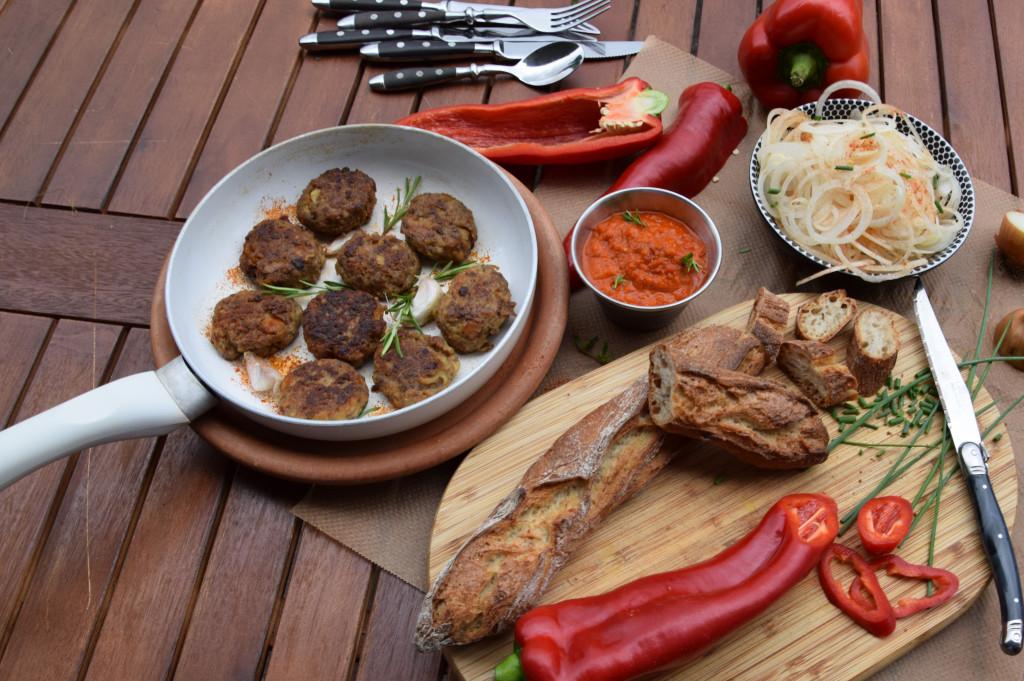 Für`s Grillbuffet: Fleischküchle und pikanter Paprikadip