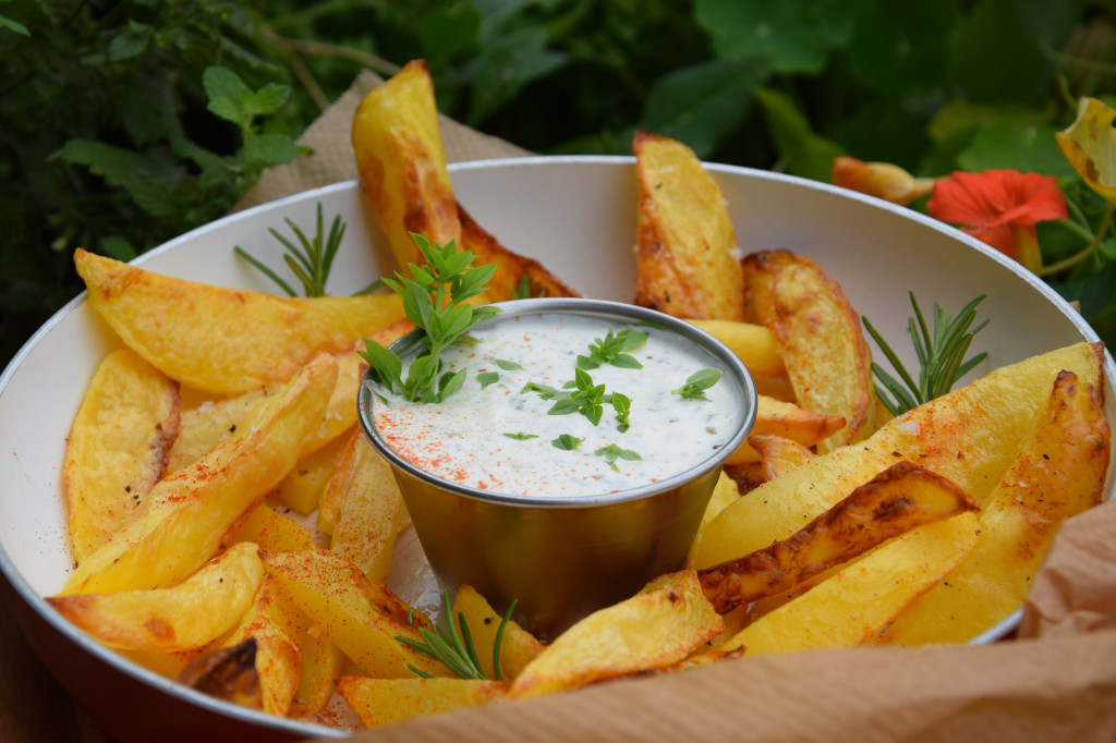 Pikante Kartoffelecken mit Kräuterdip – Schmeck den Süden