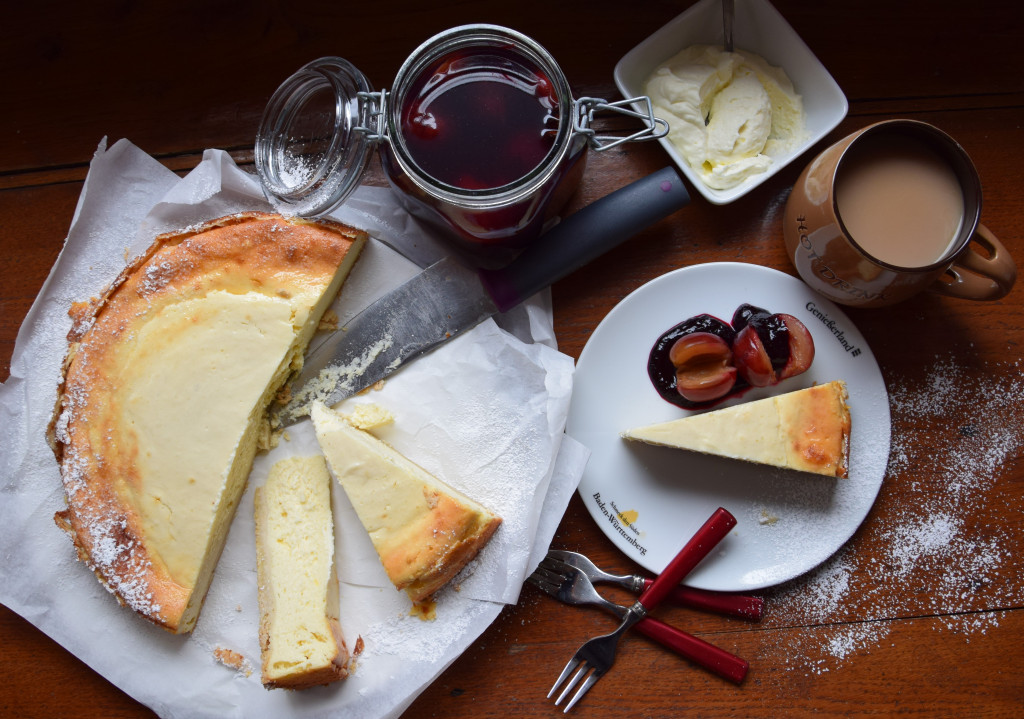 Käsekuchen mit eingeweckten Zwetschgen