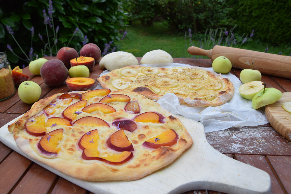 Süße Flammkuchen mit Weinbergpfirsich und Klarapfel