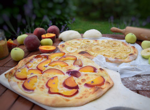 Süßer Flammkuchen mit Weinbergpfirsich und Klarapfel