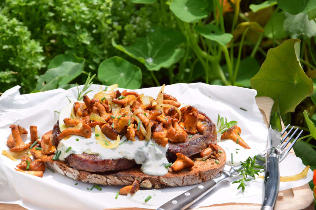 Gegrilltes Entrecôte & Pfifferlinge auf Bauernbrot