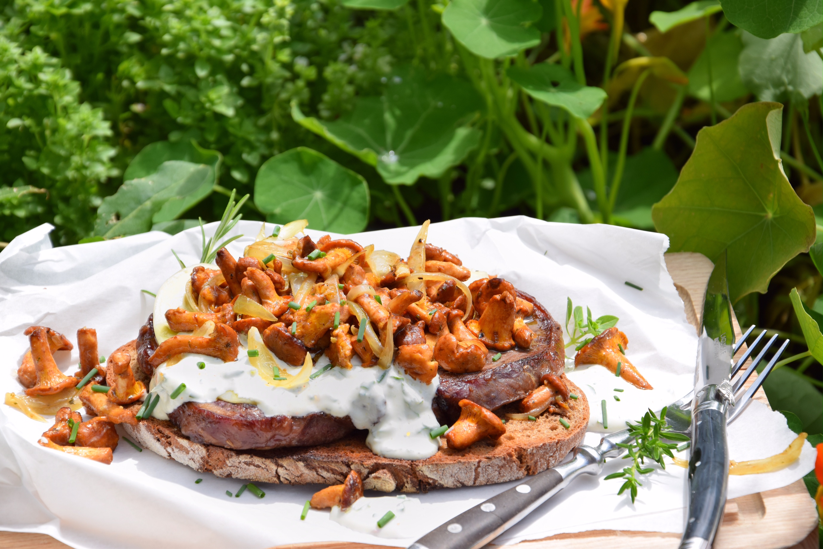 Gegrilltes Entrecôte &amp; Pfifferlinge auf Bauernbrot – Schmeck den Süden