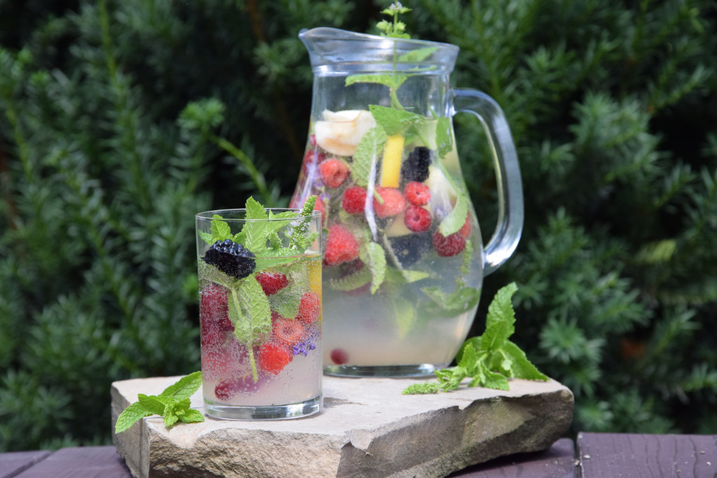 Pfefferminz-Eistee mit Sommerbeeren – Schmeck den Süden