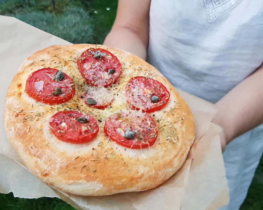 Brotfladen mit Tomaten, Bergkäse und Rosmarin