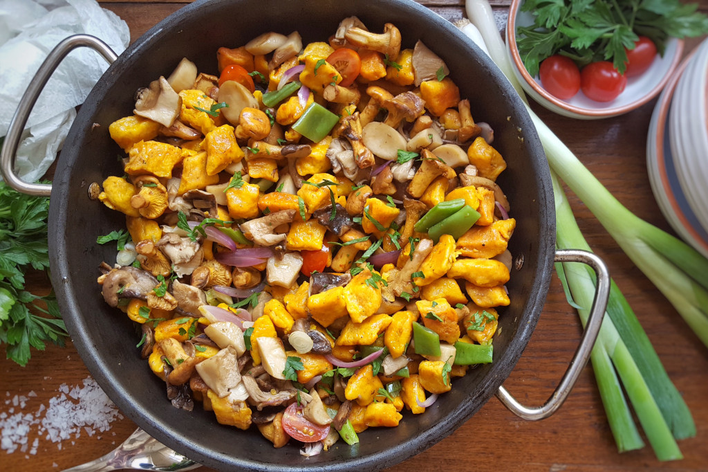 Herbstliche Pilzpfanne mit Kürbisnocken und Kräutern