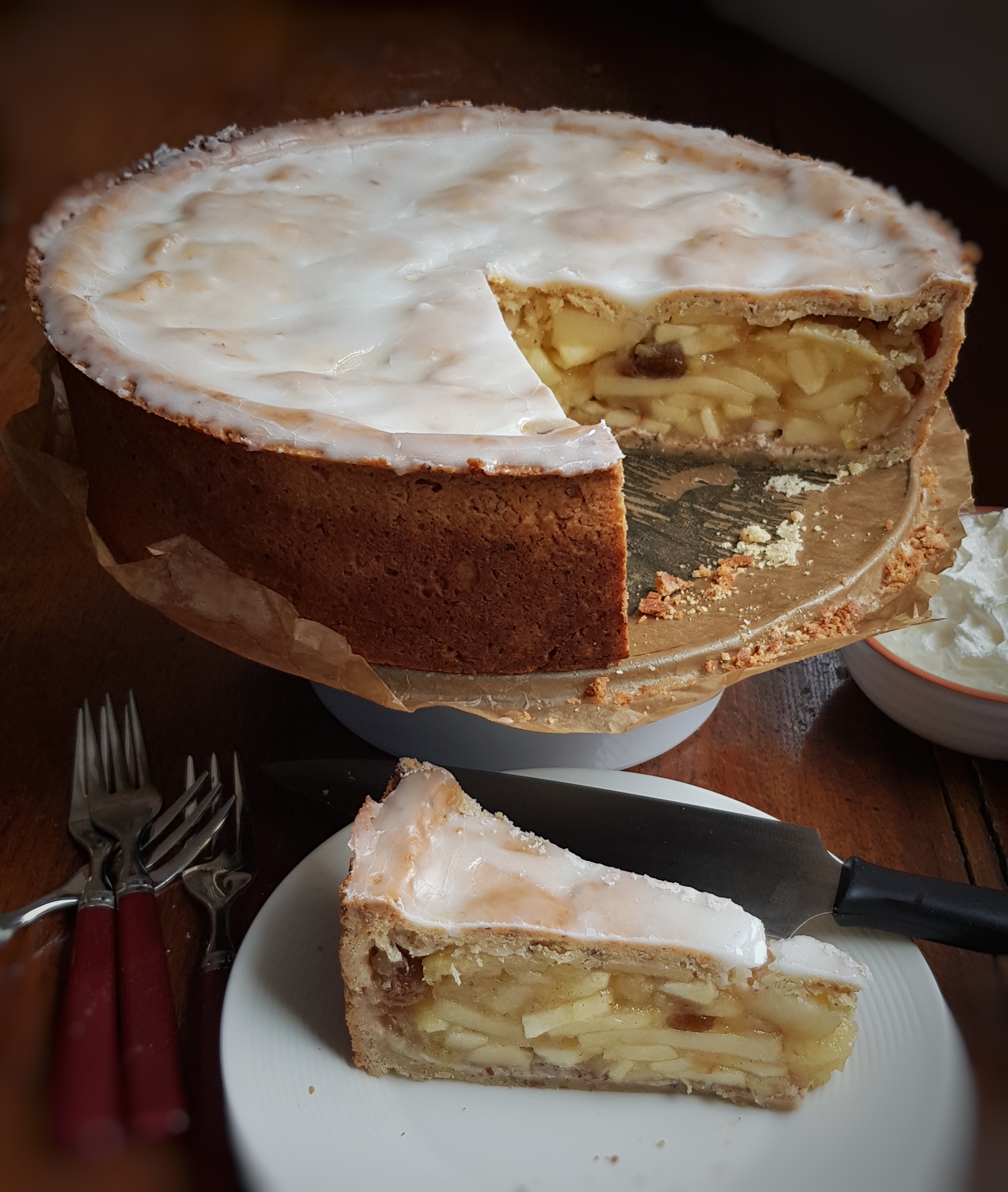 Gedeckter Apfelkuchen mit Zitronenguss