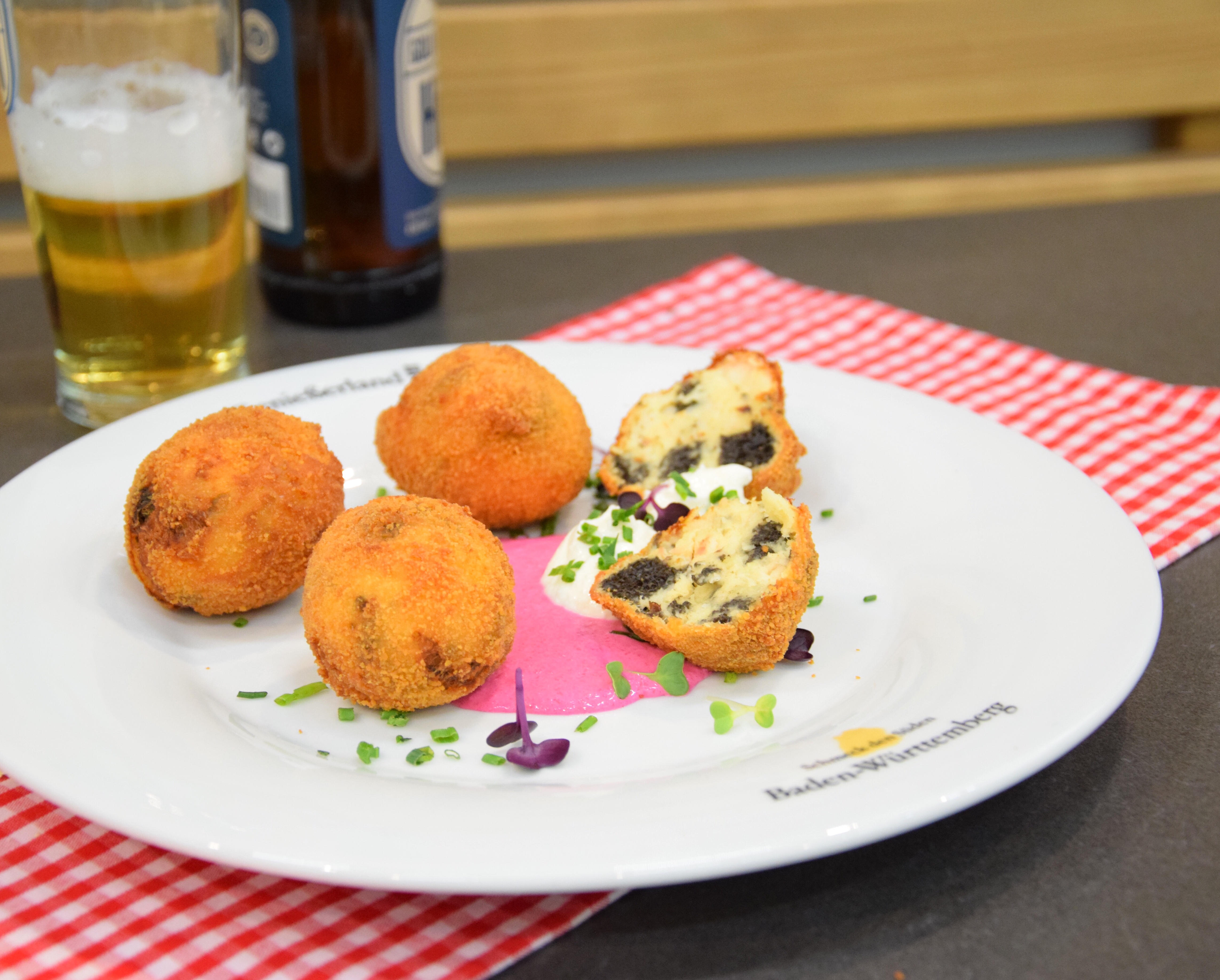 Schwarzwälder Forellenknödel mit Meerrettich-Dip